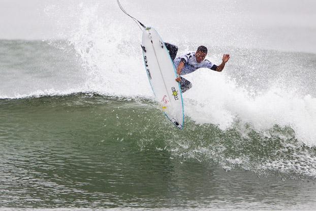 Adriano de Souza vence batalha emocionante contra Taj Burrow e Jeremy Flores no Hurley Pro.
